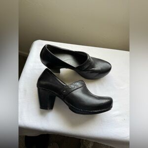 Dansko Black Leather clogs, low block heel and slip-on design. Size40 USA 9.5-10